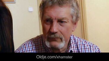 שבץ משפחתי - אמא חורגת עם ציצים גדולה מאפשרת בחורות מתפשטות לבעלה לדפוק את בתה החורגת על שולחן המטבח