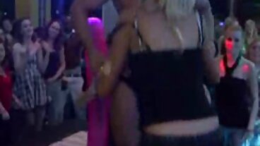 לוסי מראה את סקס חינם פארטי כישורי הגרון העמוק שלה