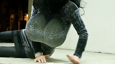 בעלת ספא ​​MILF בוחנת את העובד החתיך מצלמותxxx החדש שלה