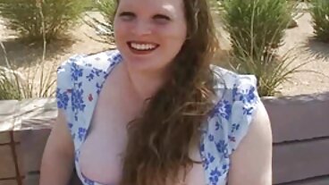 Roxanne סקס בגידות חינם Rae המקועקעת פותחת את התחת שלה לזין גדול