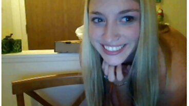 מותק חובב מתפשט ומציג את גופה המקסים גבר מזיין כלבה