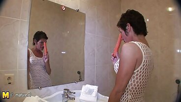 הבת החורגת והחרמנית ריגלה וזיין בחורה משתינה