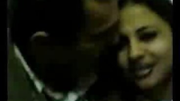 לזוג חרמן יש סשן צפיה ישירה בסרטי סקס התעלסות ארוטי