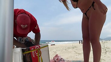 אבות חורגים מטעים את סקס מוניקה חינם בנות העשרה התמימות שלהן איריס רוז ואליסון ריי במהלך ערב הסרט