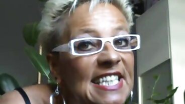 MILF סרטי פורנו חינם ובני נוער מוצצים וזיין את הזין הקשה שלך בשלישיית חתונה